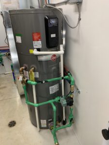 Water heating system with pressure tank and integrated manifold distribution