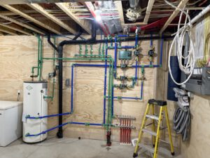 Complete radiant heating installation with water tank, manifold and PEX distribution